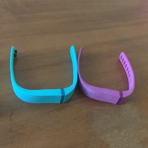 Original Fitbit Flex with 3 bands, 2 chargers and 2 dongles. - Picture 4 of 4